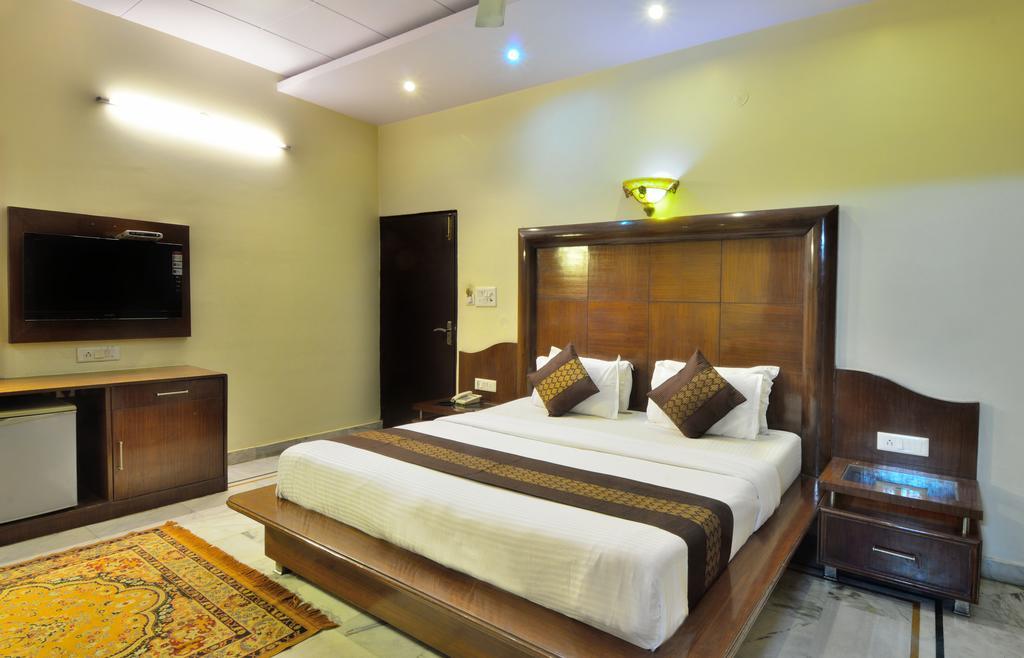 Hotel Roopa International 암리차르 외부 사진