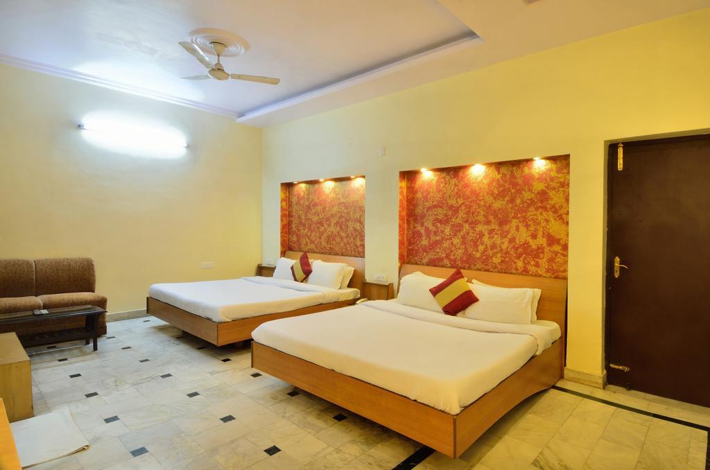 Hotel Roopa International 암리차르 외부 사진
